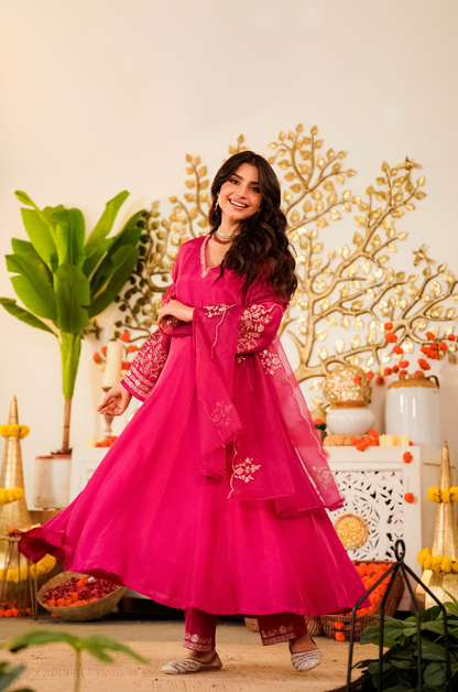 Elegant Viscose Chanderi Embroidered Kurta Set With Dupatta