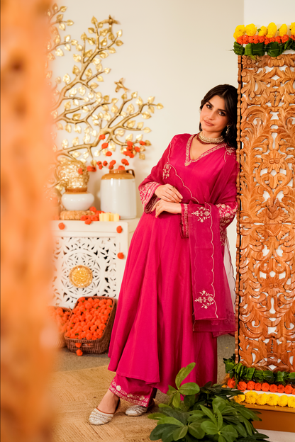 Elegant Viscose Chanderi Embroidered Kurta Set With Dupatta